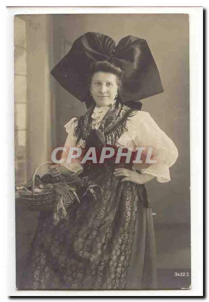 Mulher em traje folclórico — grande laço preto — n° 3432 - Frente