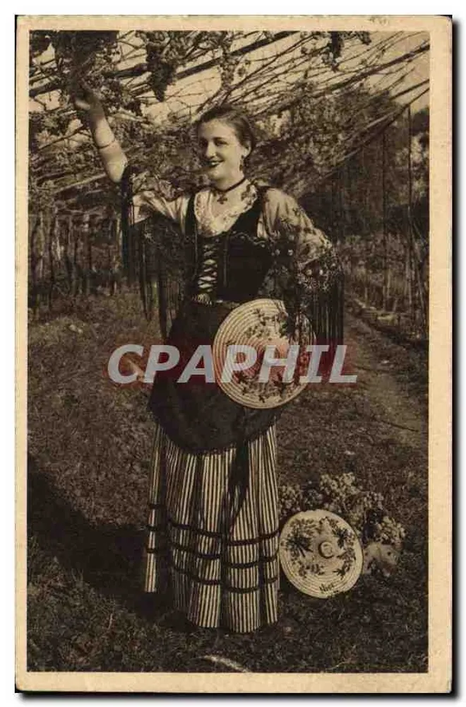 Femme en costume traditionnel — cueillette de raisin dans un chai — L. GILLE ET Cie, 1011. COSTUME DU PAYS - Vorderseite