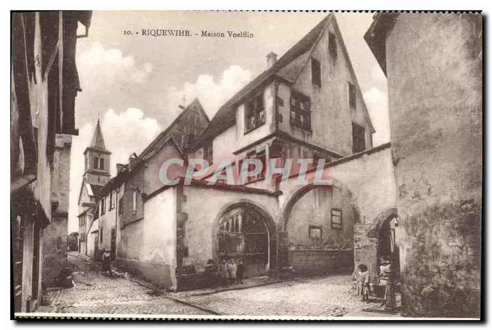 Riquewihr - Casa Voellin — vista da rua com igreja no fundo - Frente
