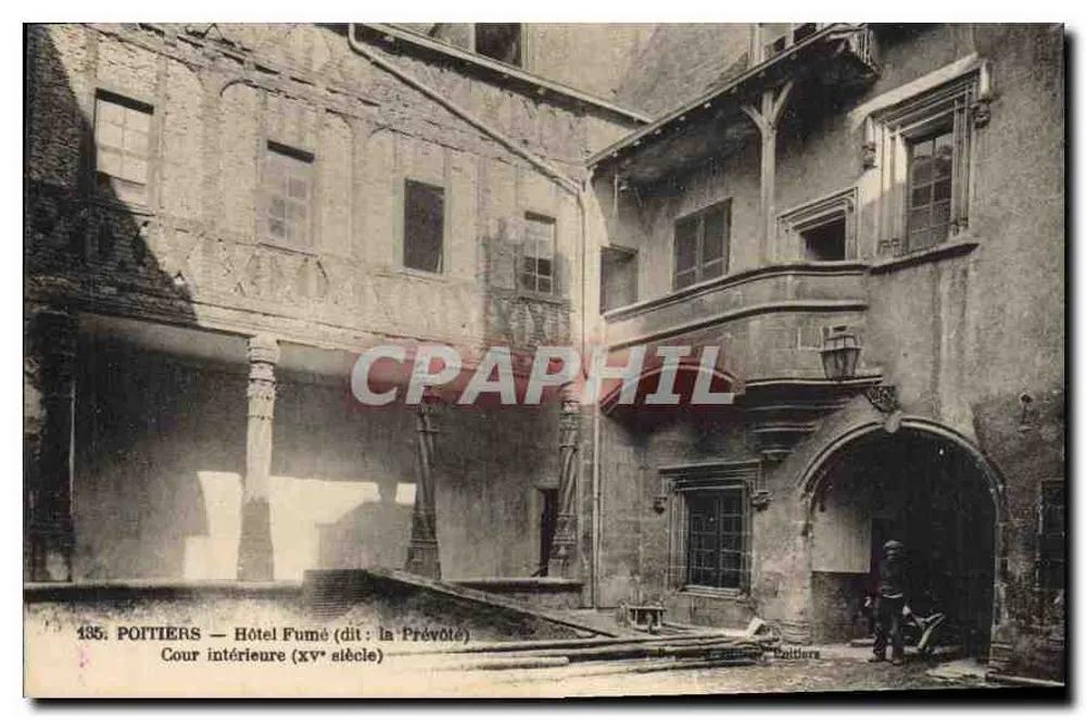 Poitiers — Hotel Fumé (genannt: die Prévôté) — Innenhof (15. Jahrhundert) - Vorderseite