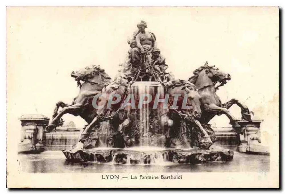 LYON — A fonte Bartholdi - Frente