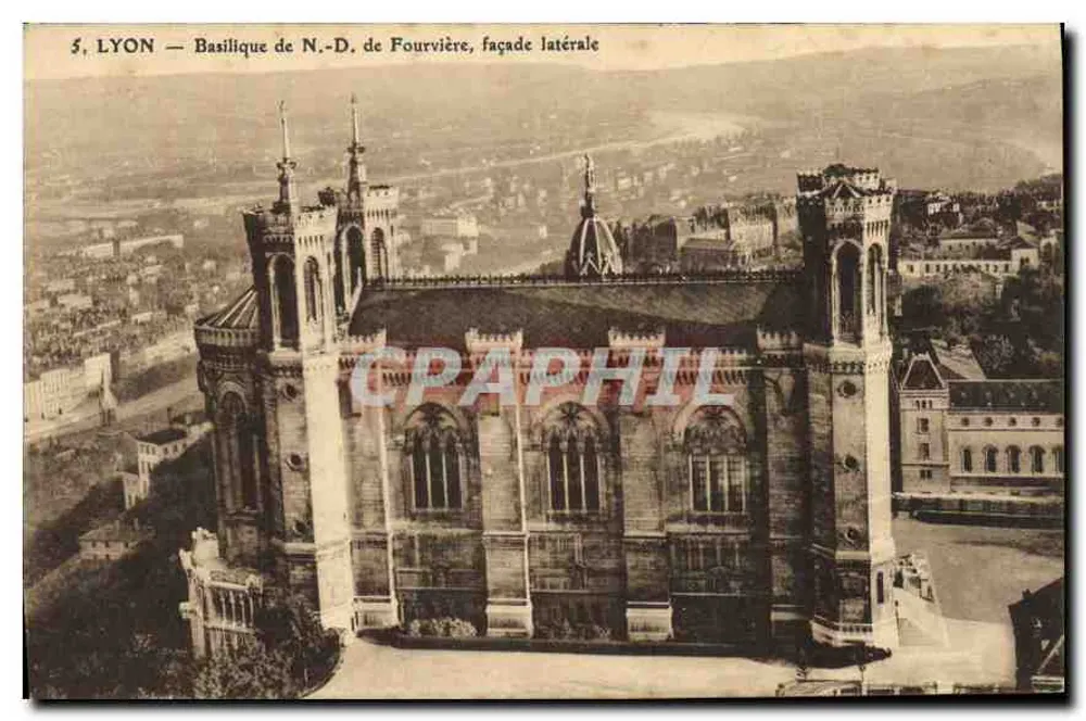 LYON — Basiliek van Notre-Dame de Fourvière, zijgevel - Voorkant