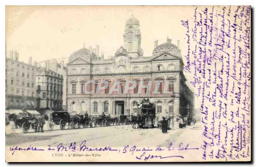 LYON - L'Hôtel-de-Ville — uitzicht op het gebouw met koetsen met paarden — uitgever niet zichtbaar - Voorkant