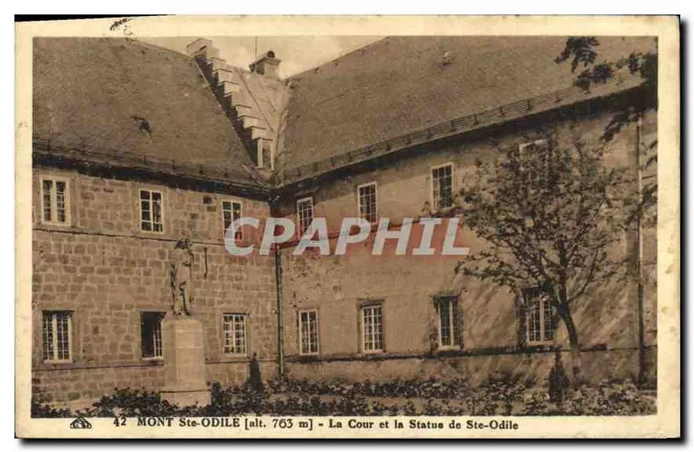 Mont Ste-Odile — Der Innenhof und die Statue der Ste-Odile - Vorderseite