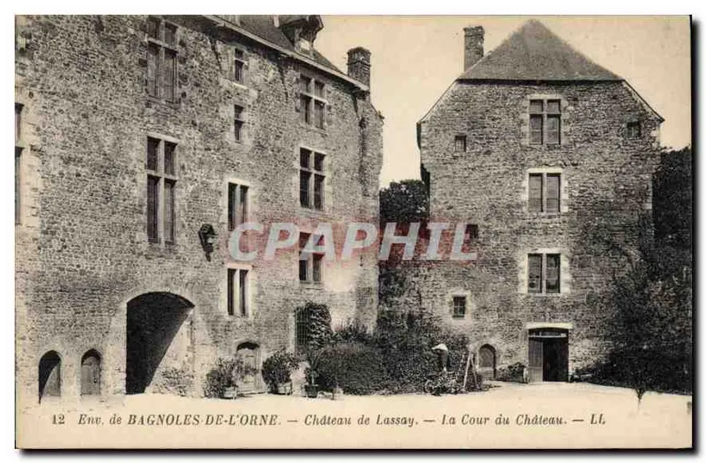Umgebung von BAGNOLES-DE-L'ORNE — Schloss Lassay — Der Schlosshof — LL - Vorderseite