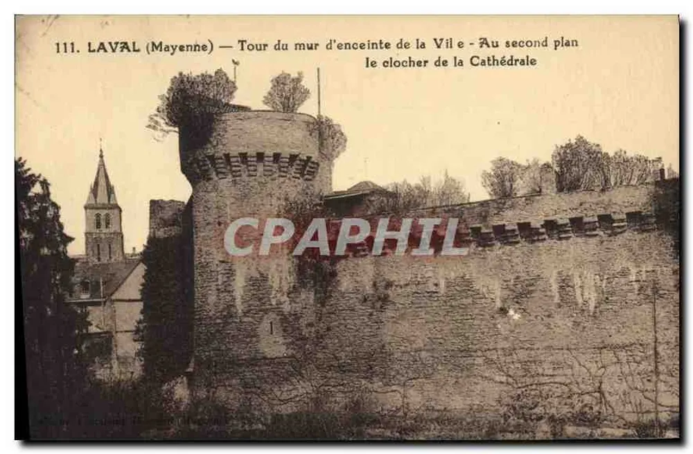Laval (Mayenne) — Mauer der Stadtmauer — Im Hintergrund der Turm der Kathedrale - Vorderseite