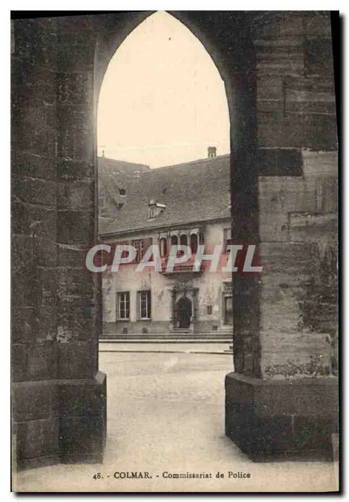 Colmar — Comissariado de Polícia — vista através de um portal gótico - Frente