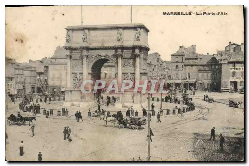 Marselha - A Porta de Aix — vista do arco de triunfo com tráfego e pedestres - Frente