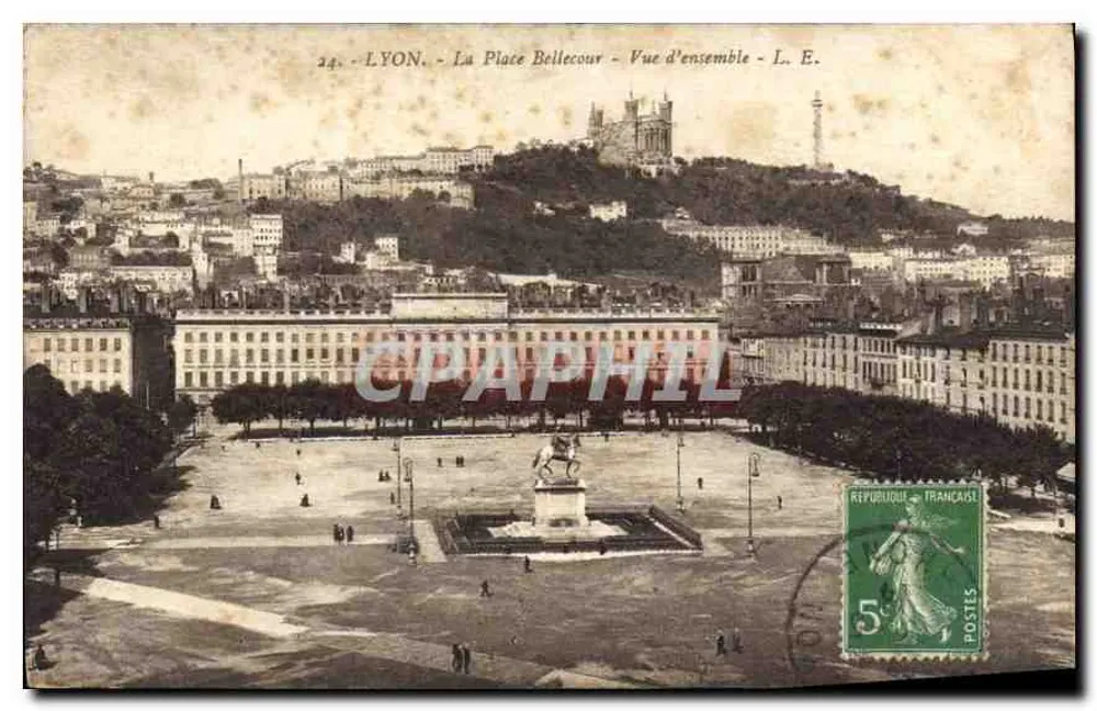 LYON - A Praça Bellecour - Vista geral - L. E. - Frente