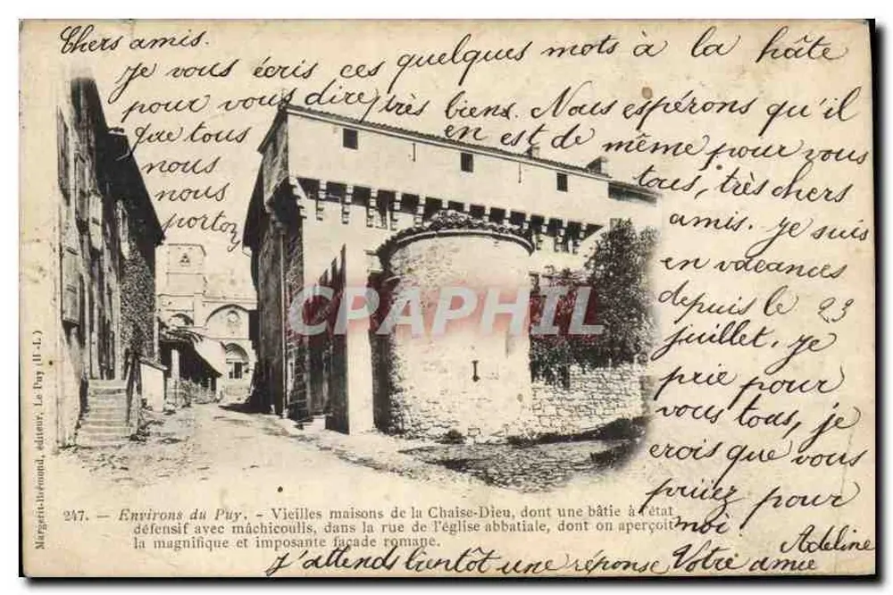 Um Le Puy — Alte Häuser von Chaise-Dieu, darunter eines in defensiver Bauweise mit Machicolation, in der Straße der Abteikirche, von der die prächtige und beeindruckende romanische Fassade zu sehen ist — Margeritel-Bernard, Verleger, Nr. 247 - Vorderseite