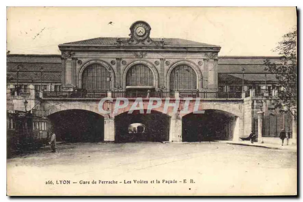 LYON — Estación de Perrache — Las bóvedas y la fachada — E. R. - Anverso