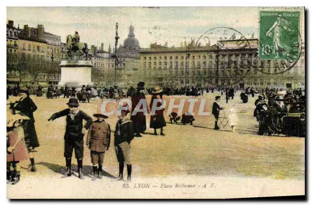 LYON — Place Bellecour — A. F. - Frente