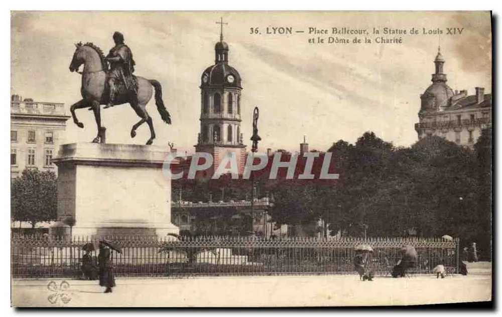 LYON — Place Bellecour, die Statue von Ludwig XIV und der Dachschmuck der Caritas - Vorderseite