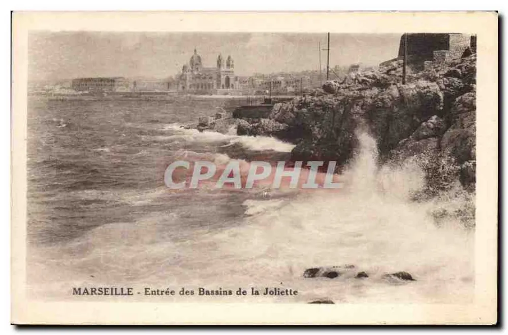 Marseille - Eingang zu den Bassins de la Joliette — maritime Ansicht mit Felsen und Gebäuden im Hintergrund - Vorderseite