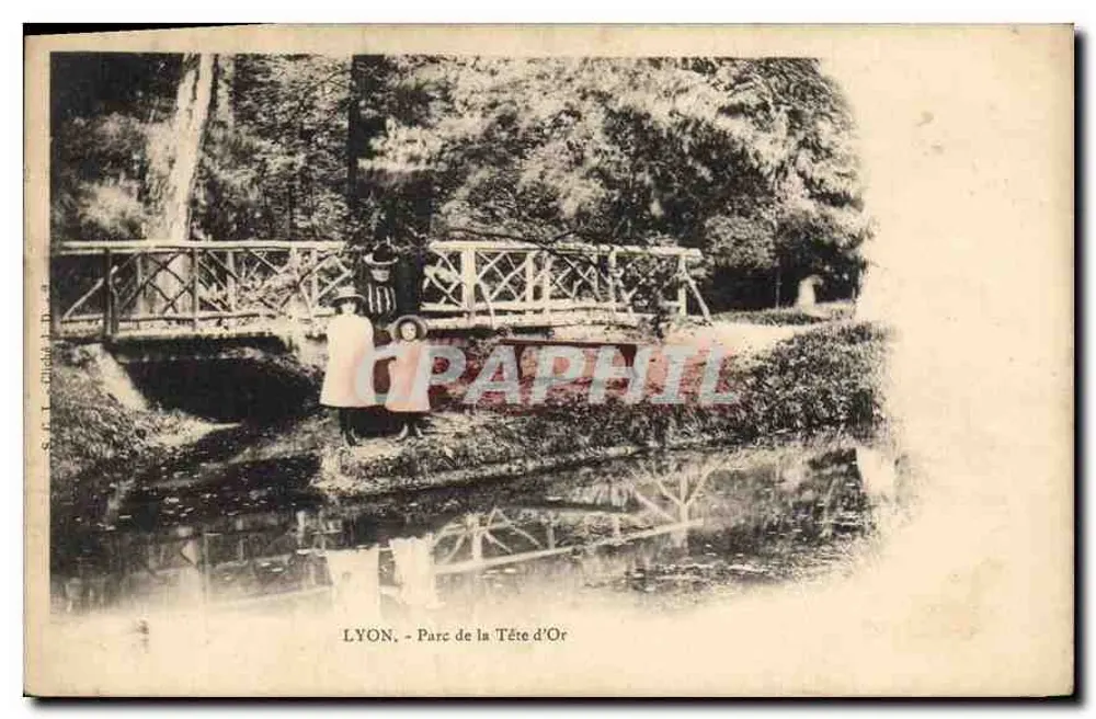LYON - Parque da Tête d'Or — Ponte sobre lago com duas pessoas — S.T. L. - St. L. - Lyon - Frente