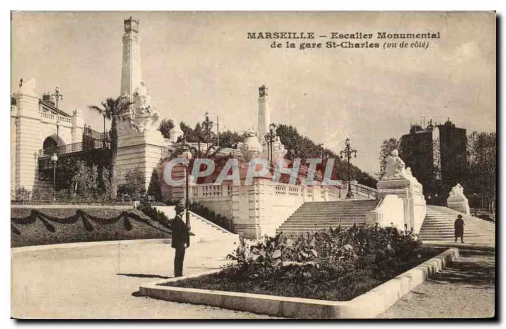 Marseille — Monumentale Treppe der St-Charles-Bahnhof (Aussicht von der Seite) - Vorderseite