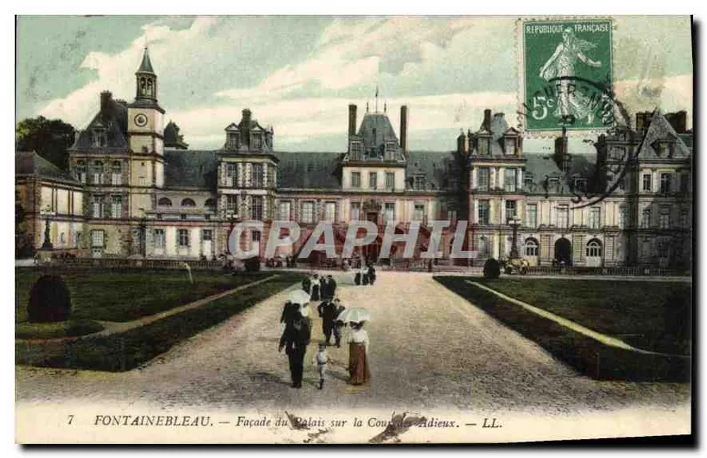 Fontainebleau — Fassade des Palastes auf der Cour des Adieux — LL. - Vorderseite
