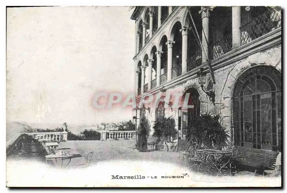 Marseille - Le Roubion — vista de um edifício com arcadas e terraço — editor não visível - Frente