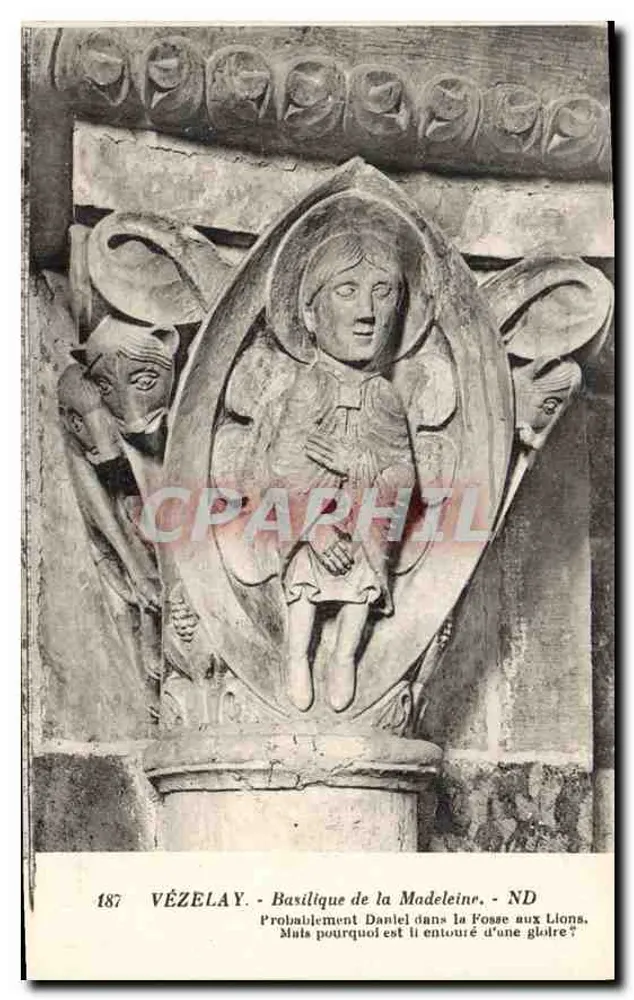 Vézelay — Basílica da Madeleine — Capitela esculpida representando Daniel na cova dos leões - Frente