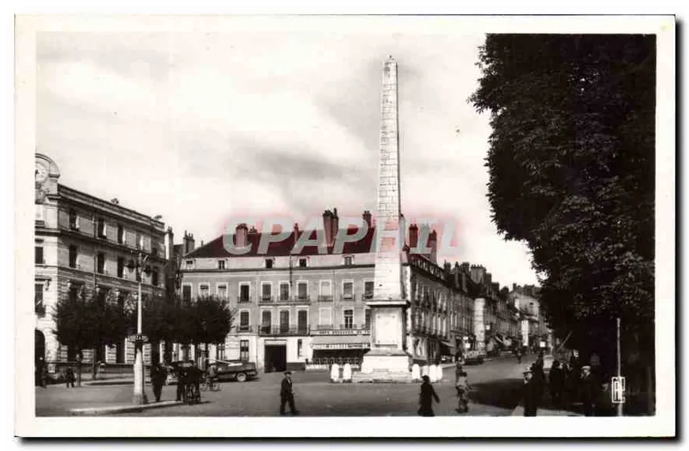 Chalon-sur-Saône — Place de l'Obélisque — editor REAL-PHOTO, n° 142 - Frente