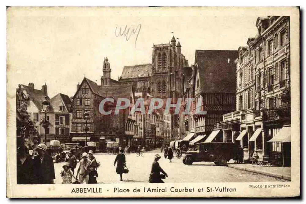 Abbeville - Ansicht des Admiral-Courbet-Platzes und der Kirche St-Vulfran — Photo Harmignies - Vorderseite