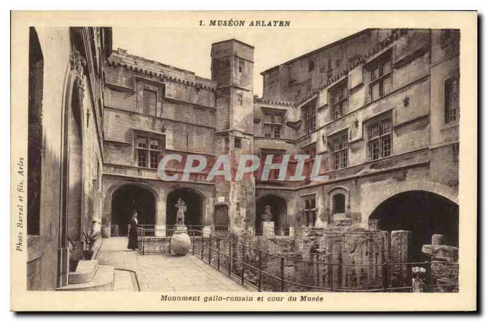 Museum Arlaten — Gallo-Romanisches Denkmal und Museumshof — Photo Barrel et Fils, Arles - Vorderseite