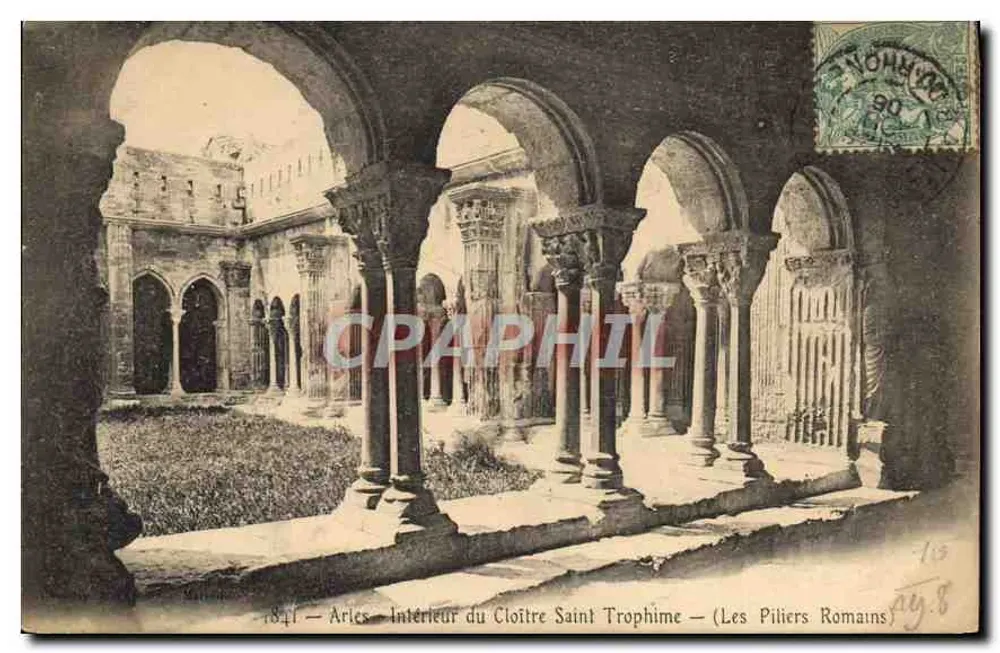 Arles — Innenansicht des Cloisters Saint Trophime — (Die römischen Säulen) - Vorderseite