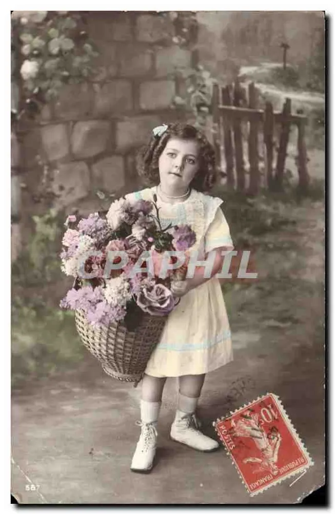 Menina segurando um cesto de flores — fotografia sépia — CPHIL 587 - Frente