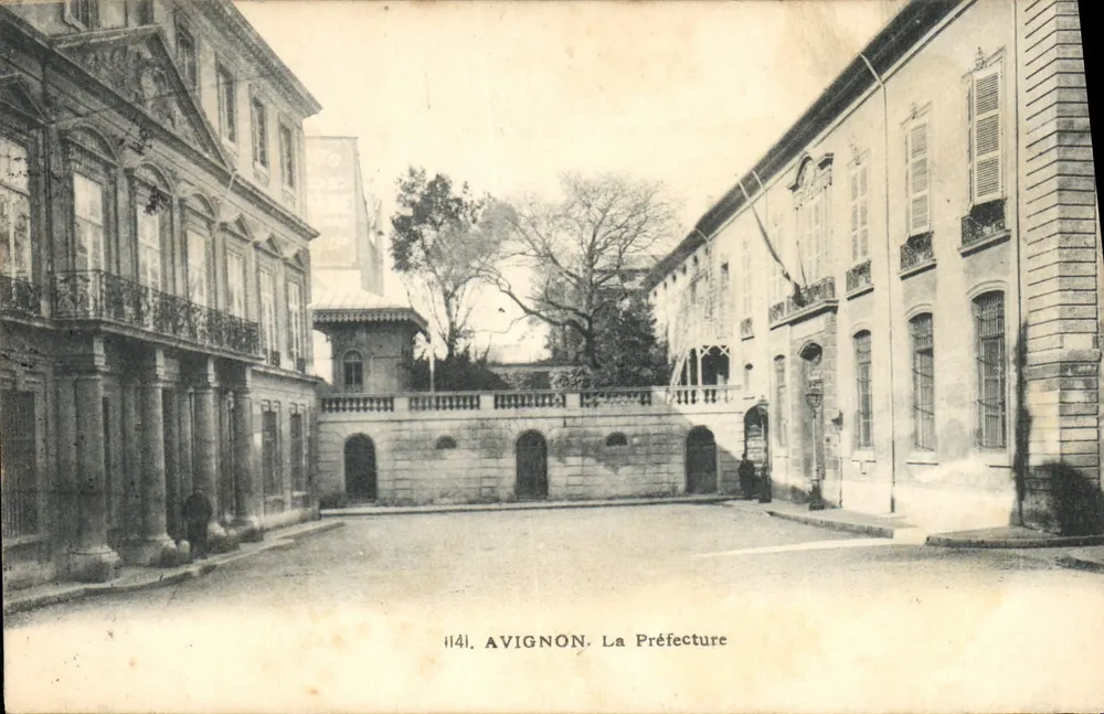 Avignon, A Prefeitura — vista da praça interna — n° 1141 - Frente