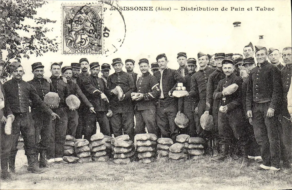 Campo de Sissonne (Aisne) — Distribuição de Pão e Tabaco — Buët frères, editores, Sissonne (Aisne) - Frente