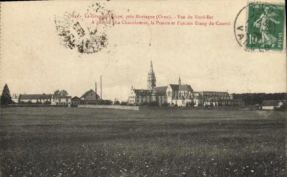 La Grande-Trappe, nahe Mortagne (Orne) — Blick aus dem Nordosten — Die Schokoladenfabrik, die Prairie und das alte Courttil-See - Vorderseite