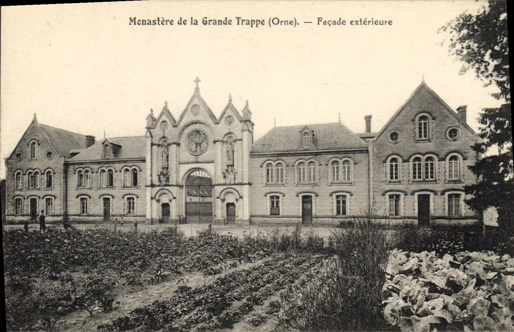 Kloster La Grande Trappe (Orne) — Außenfassade - Vorderseite