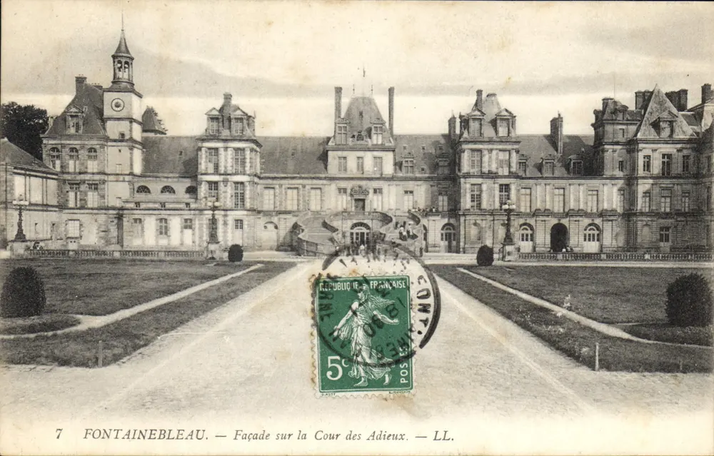 Fontainebleau — Fassade auf der Cour des Adieux — LL. - Vorderseite