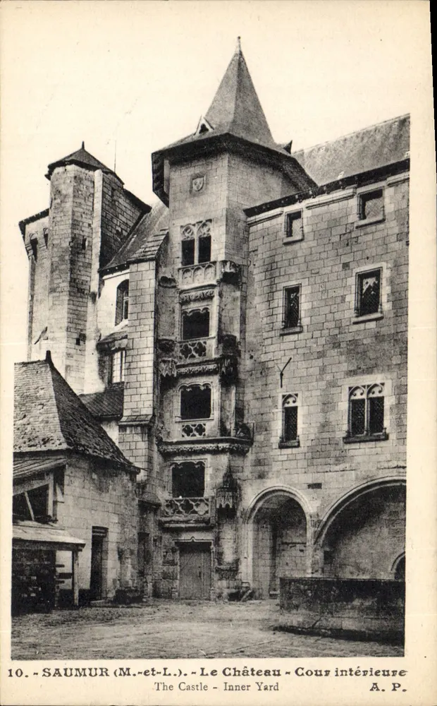 Saumur (M.-et-L.) - Das Schloss - Innenhof — A.P. Nr. 10 - Vorderseite