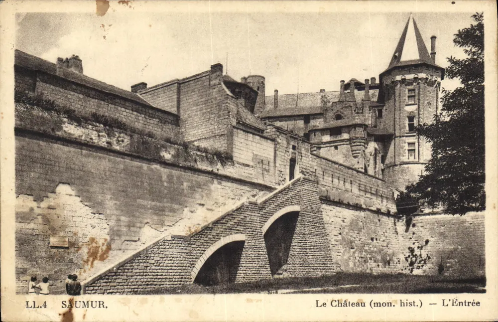 Saumur — Le Château (mon. hist.) — L'Entrée — LL.4 - Frente