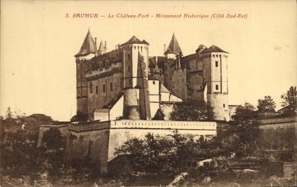 Saumur — Le Château-Fort — Historisches Denkmal (Südöstlicher Seitenbereich) - Vorderseite