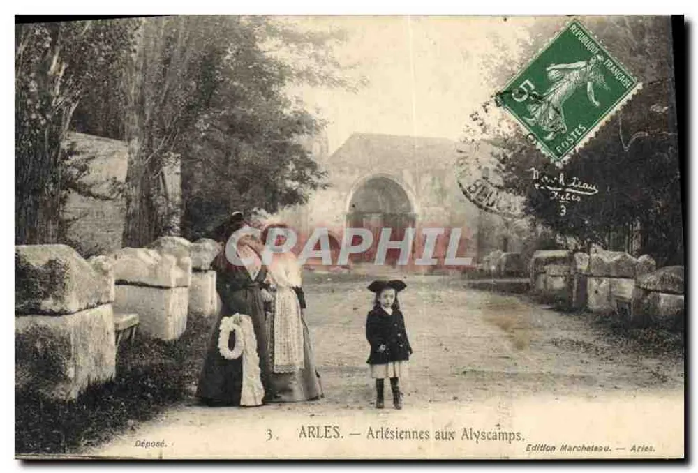 Arles — Arlésiennes nos Alyscamps — Edição Marcheteau — Aries. - Frente