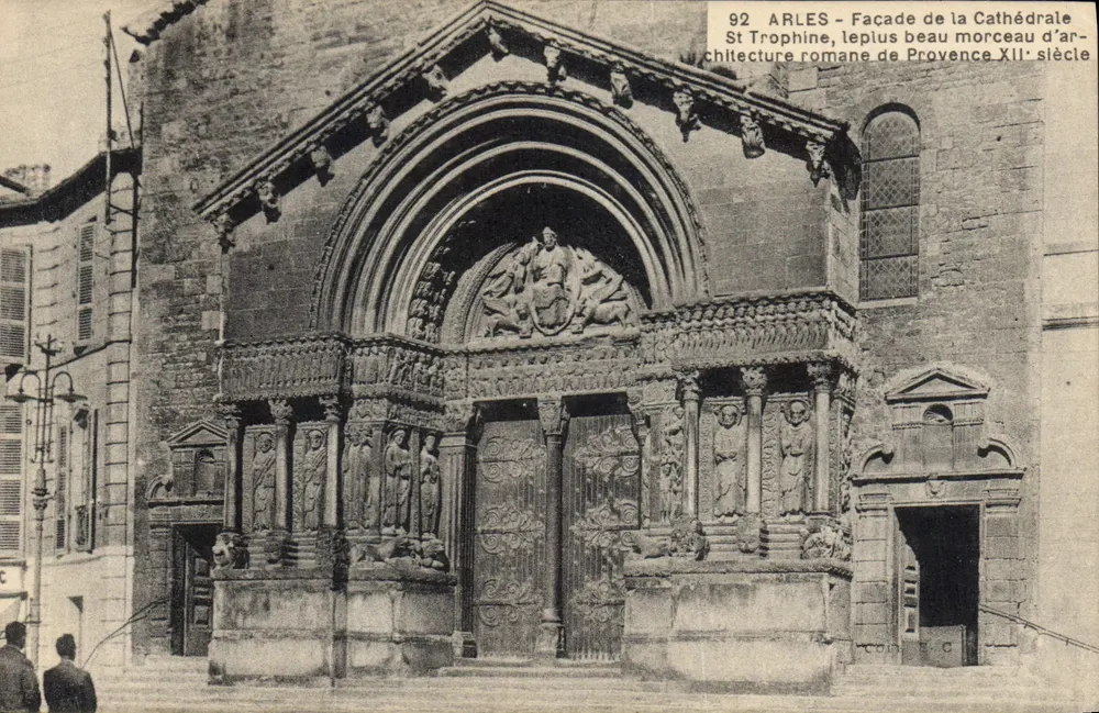 Arles - Fassade der Kathedrale Saint-Trophime, feiner Beispiel romanischer Architektur des 12. Jahrhunderts - Vorderseite