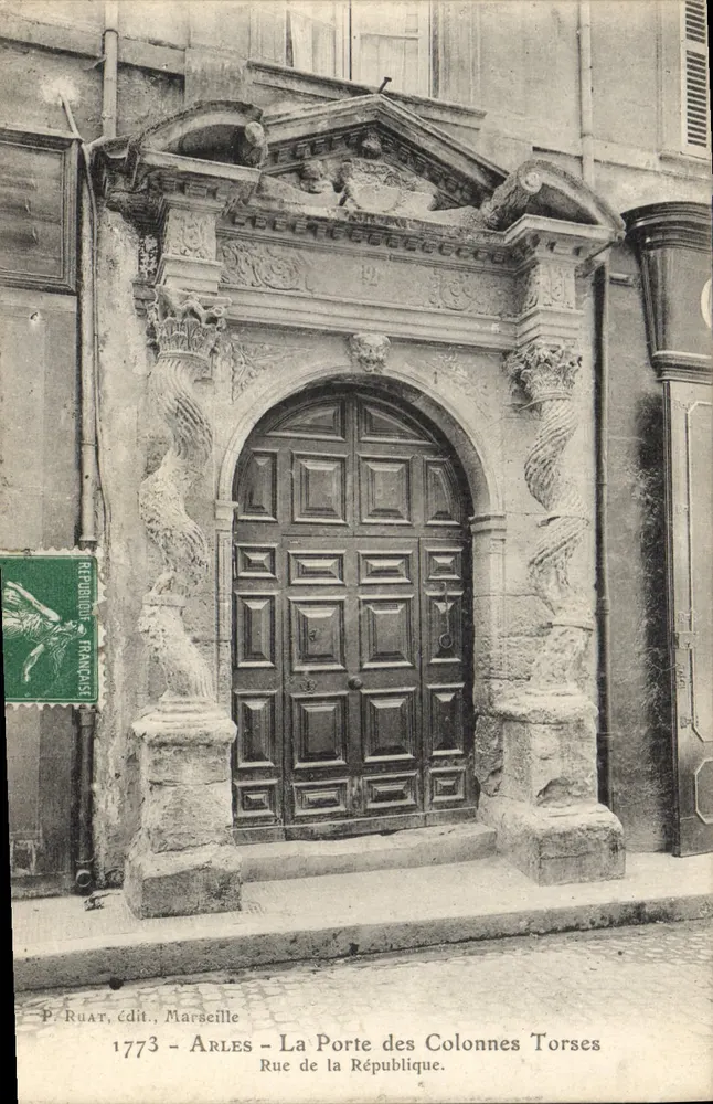 Arles - La Porte des Colonnes Torses - Rue de la République — P. Ruat, Verlag, Marseille - Vorderseite