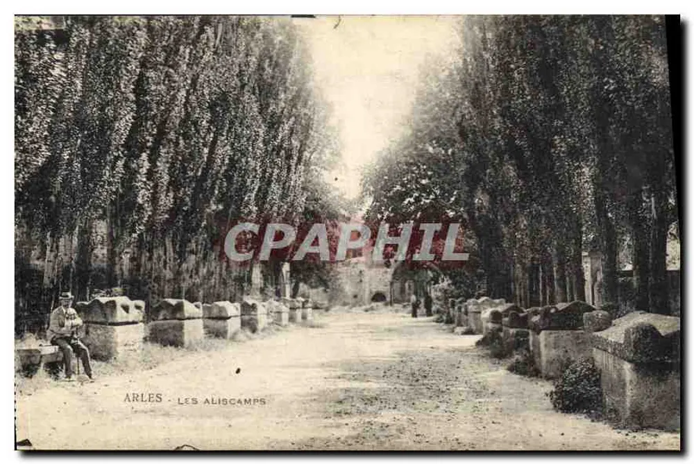 Arles - Les Aliscamps — vista de uma avenida cercada de túmulos e árvores, com um homem sentado — número de série não visível - Frente