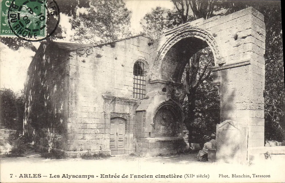 Les Alyscamps - Eingang zum alten Friedhof (12. Jahrhundert) — Fot. Blanchin, Tarascon - Vorderseite