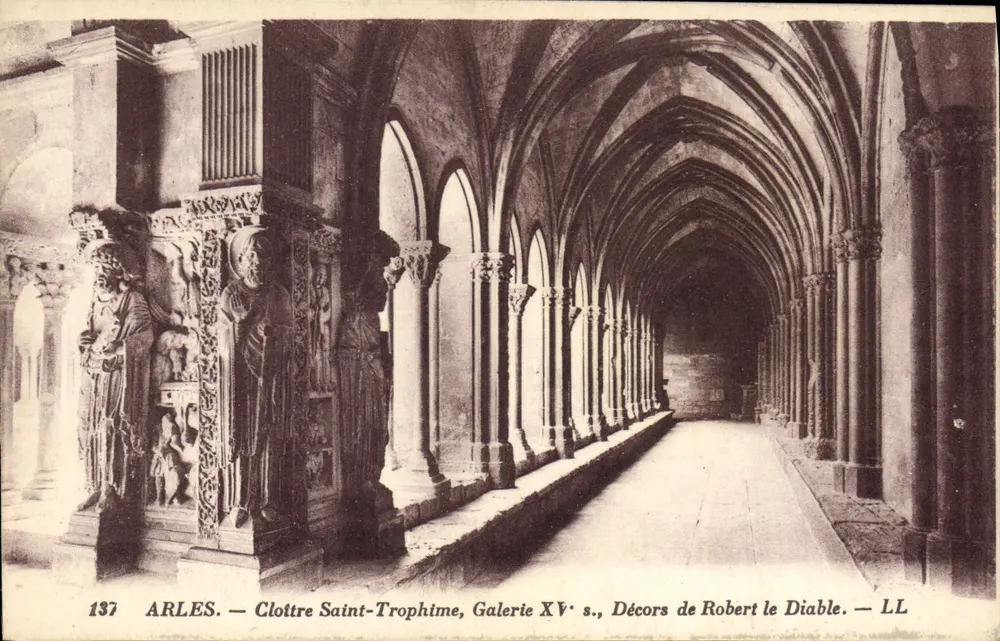 Arles — Cloître Saint-Trophime, Galeria do Século XV, Decoração de Robert le Diable — LL - Frente