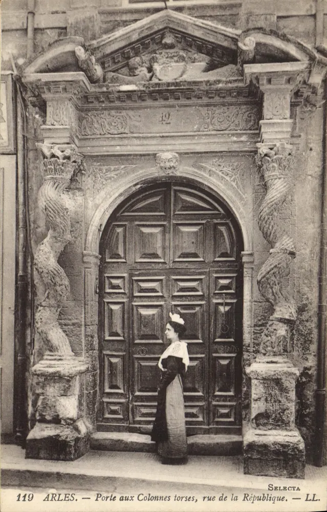 Arles — Porte aux Colonnes torses, rue de la République — Selecta — LL. - Vorderseite