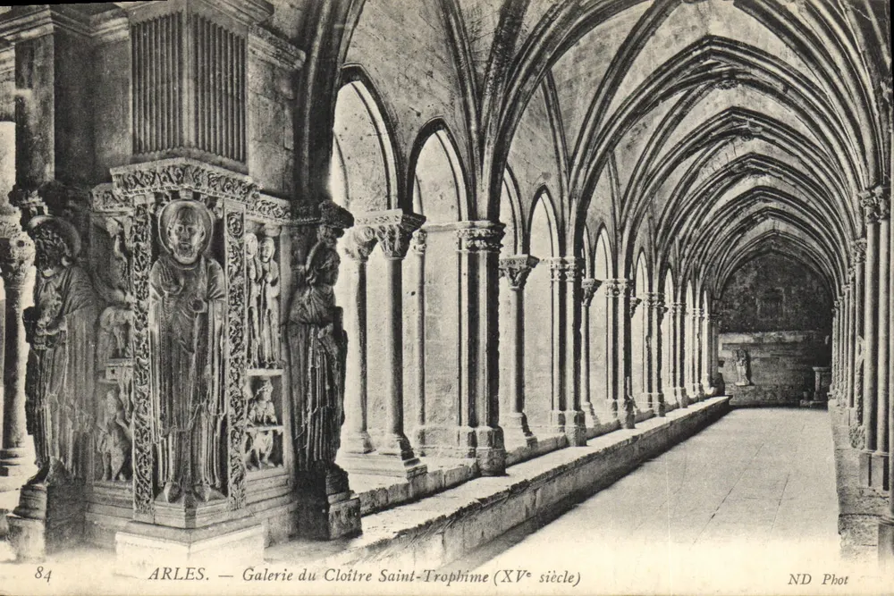 Arles — Galería del Claustro San Trofimo (siglo XV) — ND Phot - Anverso