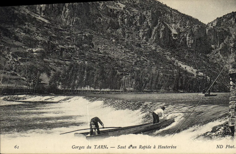 Gorges do TARN. — Salto de um rápidos em Hauterive — ND Phot. - Frente