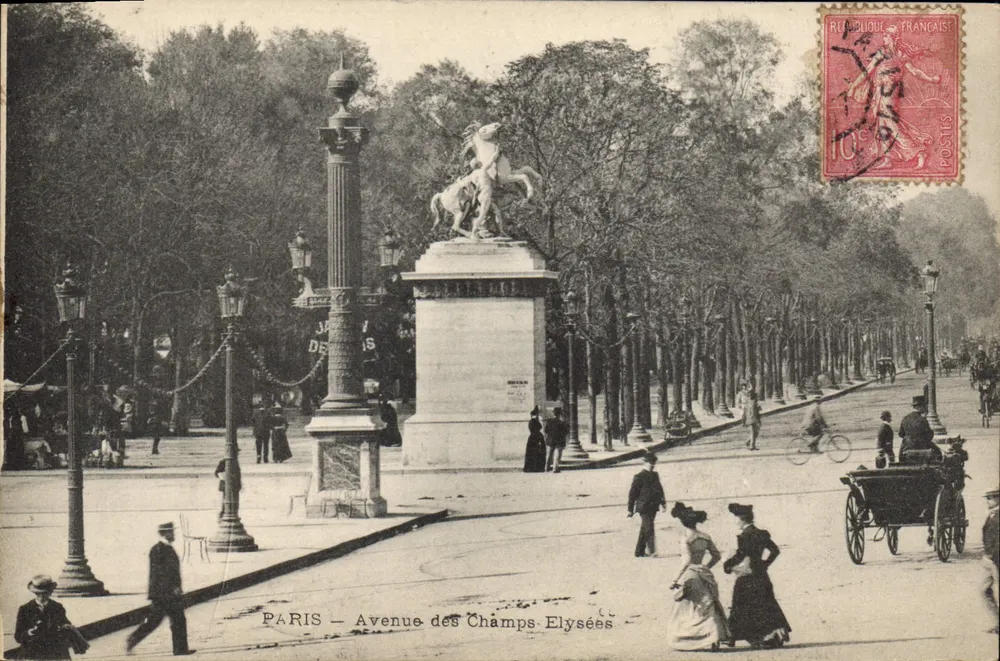 Paris — Avenida dos Campos-Élisée — Monumento à República - Frente