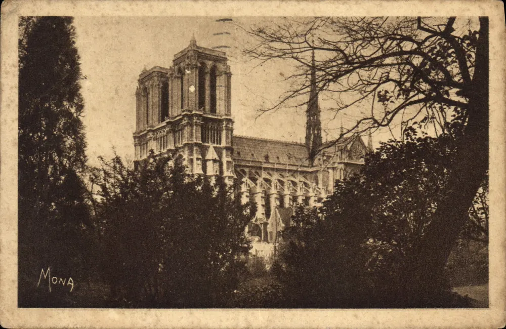 Notre-Dame de Paris — vue partielle avec clocher et toit — éditeur MONA - Frente