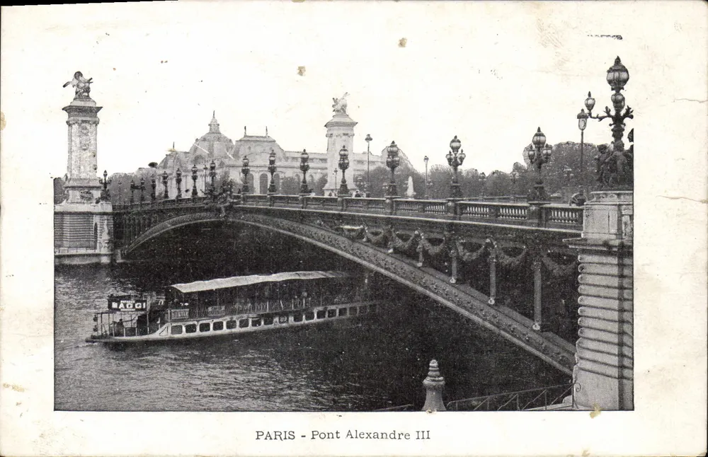 PARIS - Pont Alexandre III — vista do ponte com barco na Seine — editor AGGI - Frente