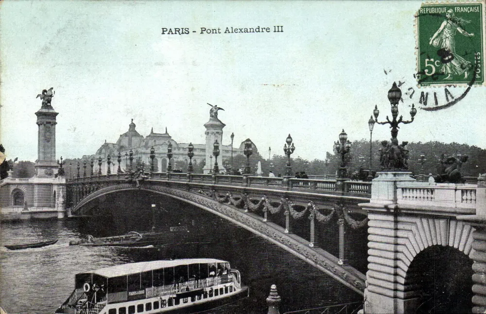 Paris - Pont Alexandre III — vista do ponte com barco Paris-Paris e estátua da República — editor não visível - Frente