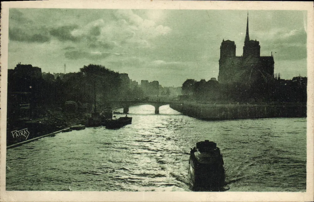 Notre-Dame de Paris — Vista desde o cais — Editor Patras, n° 34 - Frente